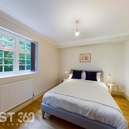 Redhill Town Centre Apartment By Livingo Екстер'єр фото