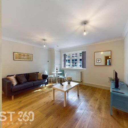 Redhill Town Centre Apartment By Livingo Екстер'єр фото