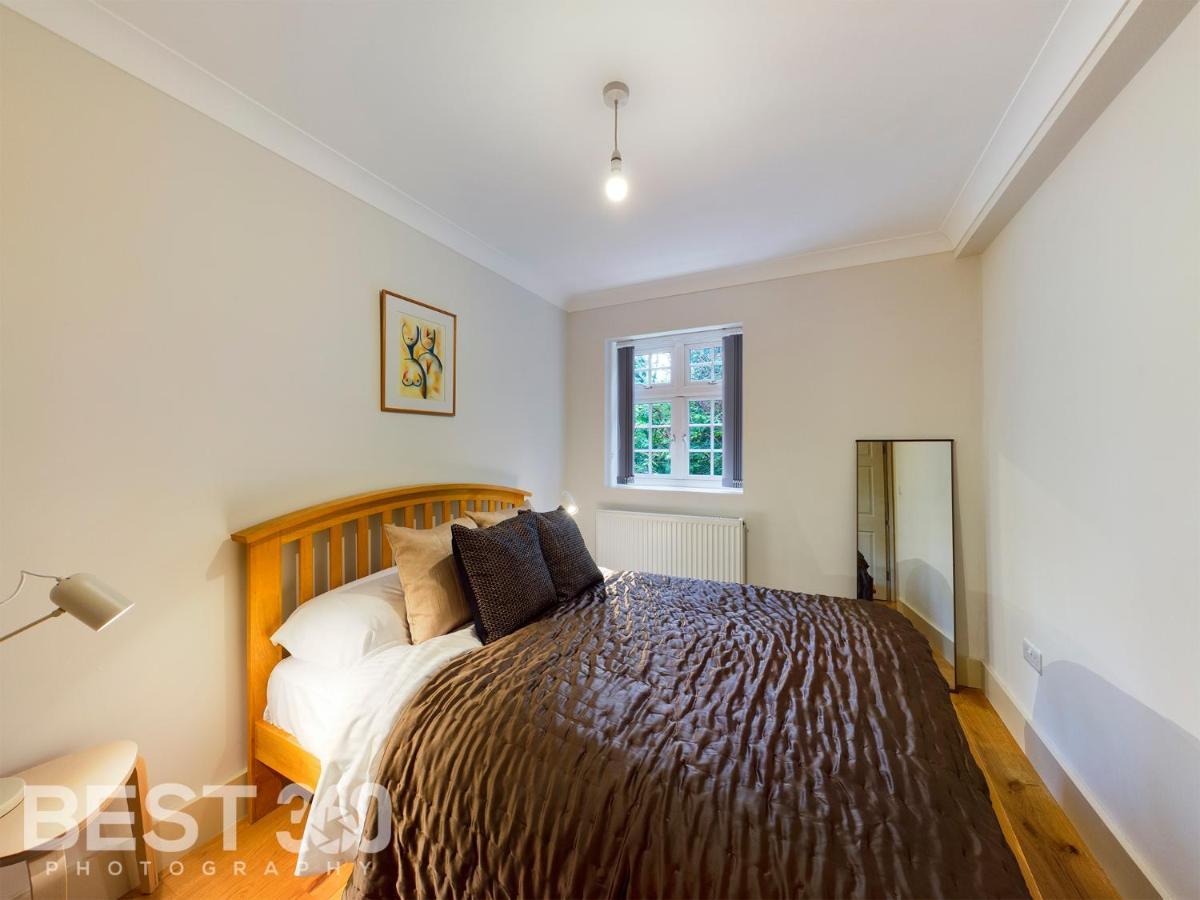 Redhill Town Centre Apartment By Livingo Екстер'єр фото