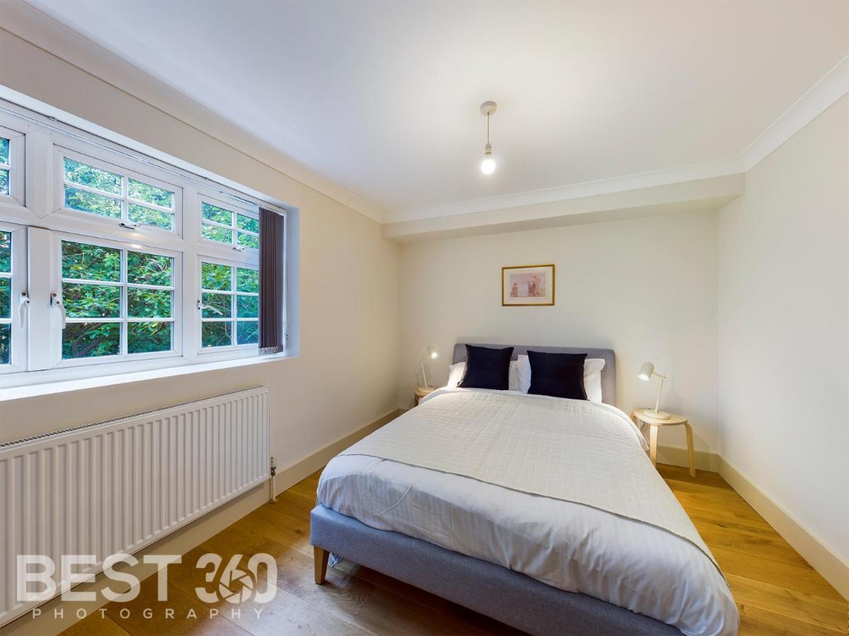 Redhill Town Centre Apartment By Livingo Екстер'єр фото