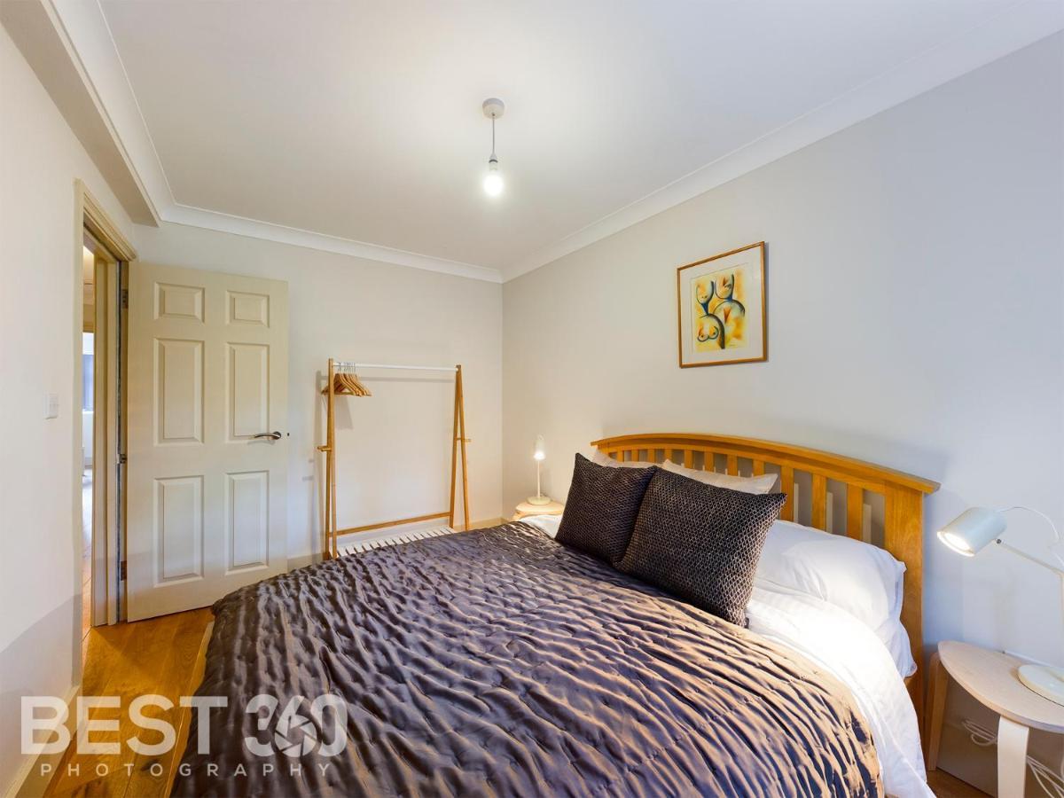 Redhill Town Centre Apartment By Livingo Екстер'єр фото