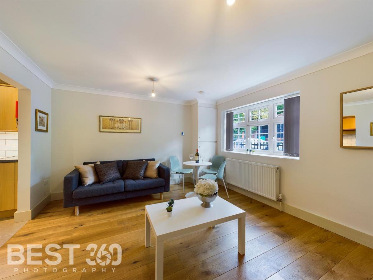 Redhill Town Centre Apartment By Livingo Екстер'єр фото