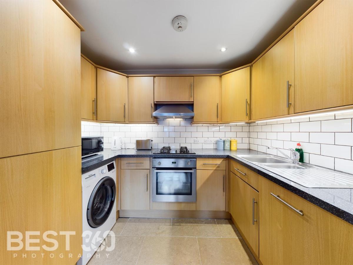 Redhill Town Centre Apartment By Livingo Екстер'єр фото