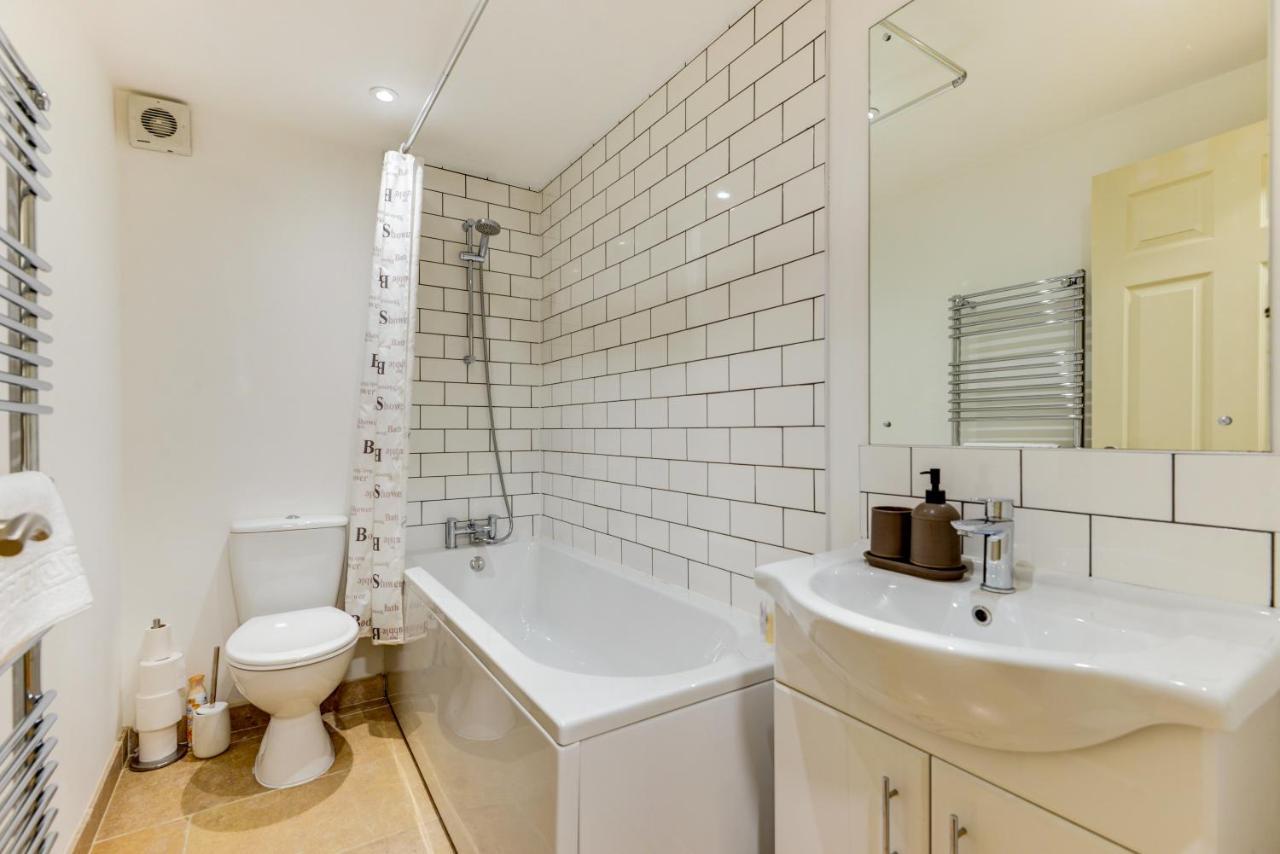 Redhill Town Centre Apartment By Livingo Екстер'єр фото