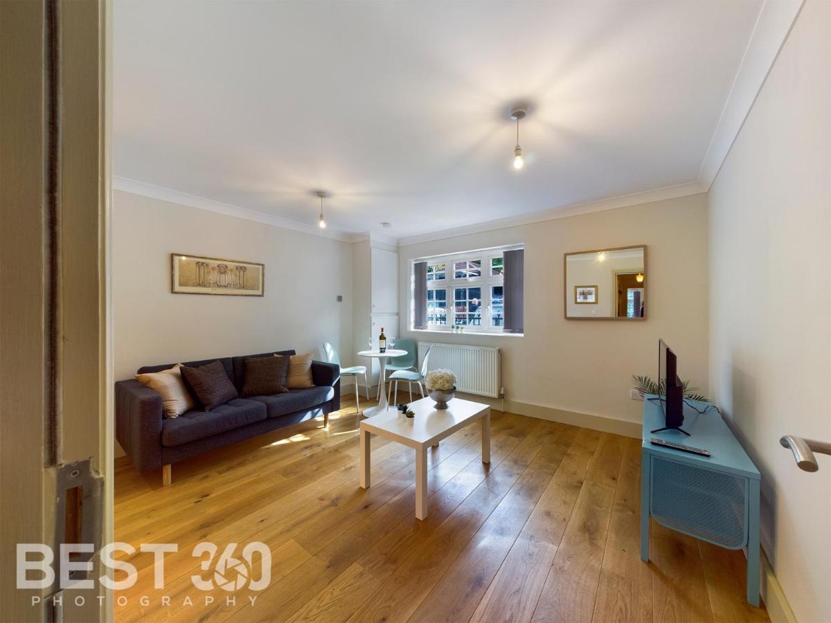 Redhill Town Centre Apartment By Livingo Екстер'єр фото