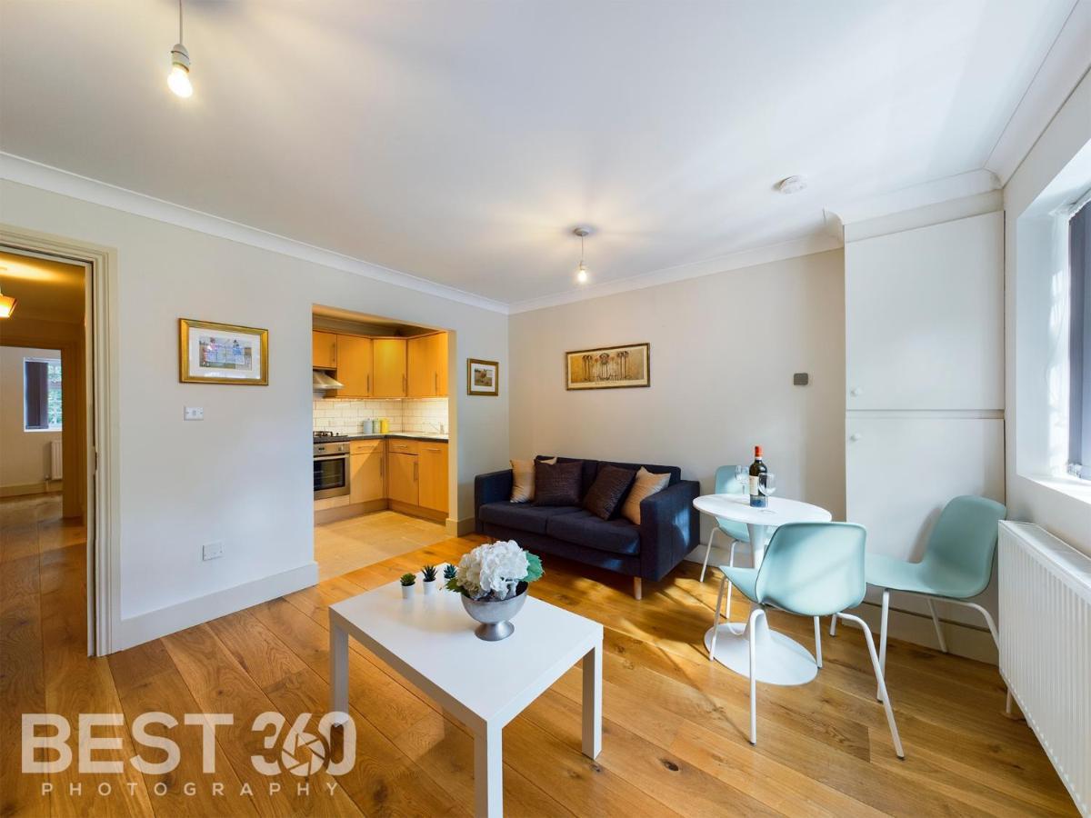 Redhill Town Centre Apartment By Livingo Екстер'єр фото